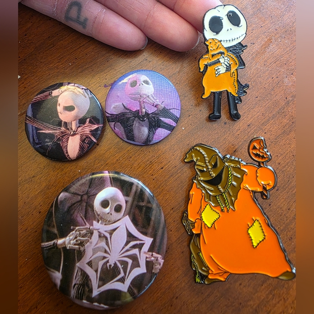 Nightmare Before Christmas Pin And Button Set